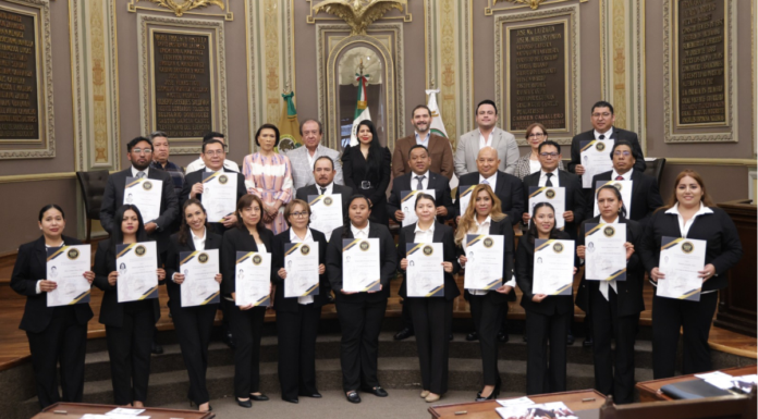 Entregan títulos de Derecho Burocrático en antigua sede del Congreso