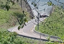 Tractocamión choca y vuelca en la autopista Puebla-Orizaba