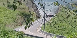 Tractocamión choca y vuelca en la autopista Puebla-Orizaba
