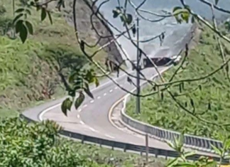 Tractocamión choca y vuelca en la autopista Puebla-Orizaba