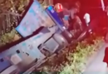Tráiler cae a barranco en Xicotepec; hay un muerto y dos heridos