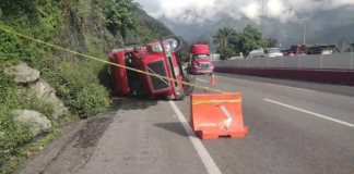 Volcadura de tráiler causa afectaciones en la Puebla-Orizaba