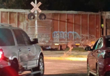 Tren impacta y arrastra automóvil en Bosques de San Sebastián