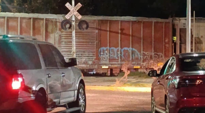 Tren impacta y arrastra automóvil en Bosques de San Sebastián