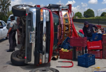 Vuelca camioneta cargada con verduras en la Puebla-Orizaba