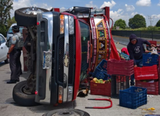 Vuelca camioneta cargada con verduras en la Puebla-Orizaba