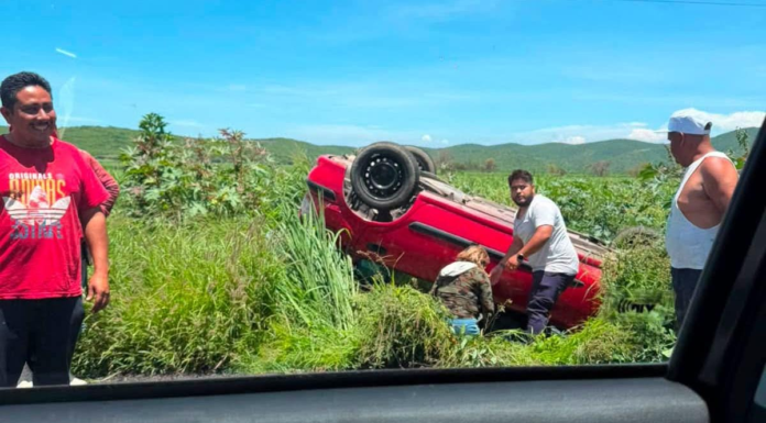 Volcadura en carretera Izúcar–Atlixco deja dos lesionados