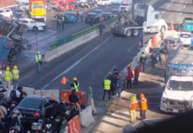 Tráiler con garrafones de agua vuelca en la México–Puebla