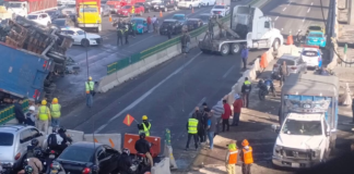 Tráiler con garrafones de agua vuelca en la México–Puebla