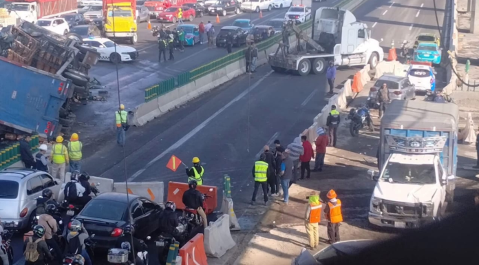 Tráiler con garrafones de agua vuelca en la México–Puebla