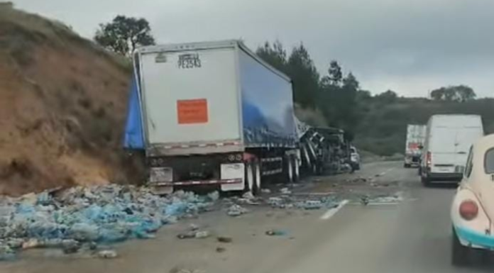 Tractocamión vuelca en la Puebla–Orizaba; autoridades evitan rapiña