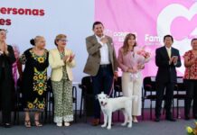 Armenta celebra a adultos mayores en la Casa del ABUE