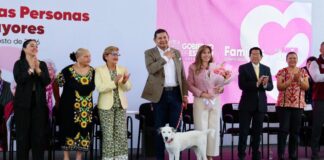Armenta celebra a adultos mayores en la Casa del ABUE
