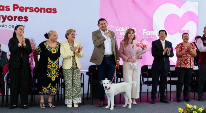 Armenta celebra a adultos mayores en la Casa del ABUE