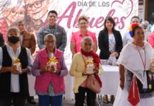 Omar Muñoz y Tere Alfaro celebran a los abuelitos en San Lorenzo Almecatla