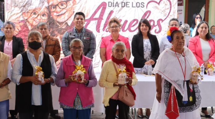 Omar Muñoz y Tere Alfaro celebran a los abuelitos en San Lorenzo Almecatla