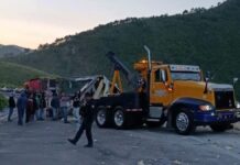 Rapiñan aguacates tras accidente de tráiler en la Puebla-Orizaba