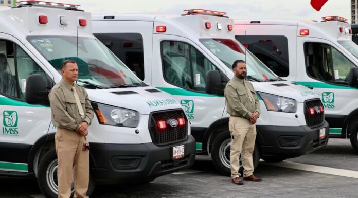 Entregan ocho ambulancias a Puebla para mejorar traslados