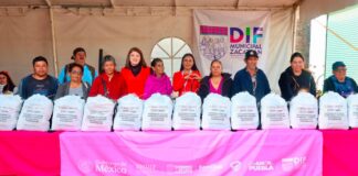 Bety Sánchez entrega 437 despensas a adultos mayores en Zacatlán