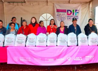 Bety Sánchez entrega 437 despensas a adultos mayores en Zacatlán