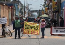 Manifestantes se oponen a tienda 3B en San Andrés Cholula