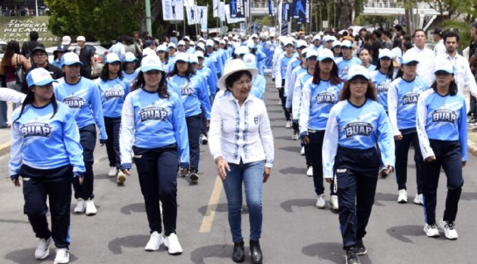 BUAP da la bienvenida a estudiantes de nuevo ingreso con desfile
