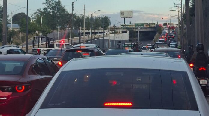 Gruyeros bloquean Periférico Ecológico en protesta por operativos