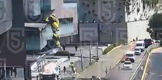 Cae estructura sobre camioneta en Edomex; muere una mujer