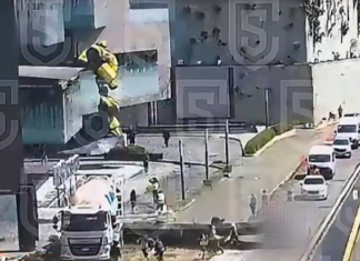 Cae estructura sobre camioneta en Edomex; muere una mujer