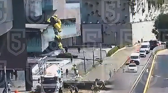 Cae estructura sobre camioneta en Edomex; muere una mujer
