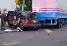 Camioneta choca contra caja de tráiler en Periférico Ecológico