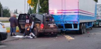 Camioneta choca contra caja de tráiler en Periférico Ecológico