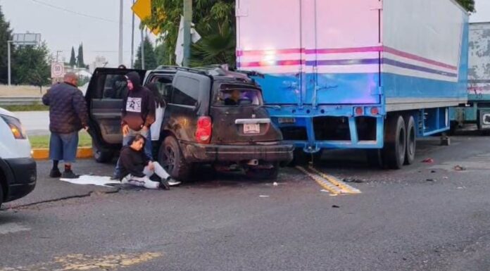 Camioneta choca contra caja de tráiler en Periférico Ecológico