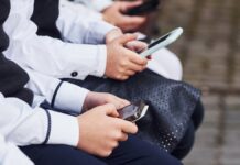 SEP inicia consulta a docentes sobre uso de celulares en escuelas