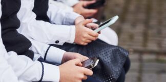 SEP inicia consulta a docentes sobre uso de celulares en escuelas