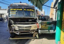 Deja cuatro lesionados choque entre Ruta 44 y camioneta en el Centro Histórico