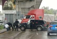 Dos lesionados por choque de tráiler y camioneta en la México-Puebla
