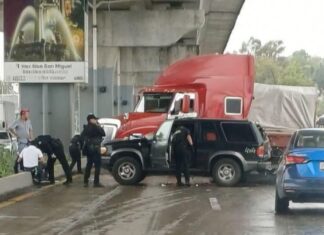 Dos lesionados por choque de tráiler y camioneta en la México-Puebla