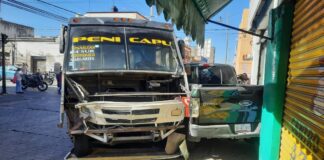 Deja cuatro lesionados choque entre Ruta 44 y camioneta en el Centro Histórico