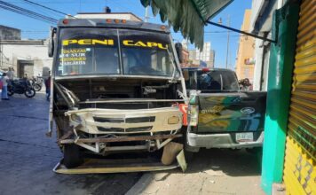 Deja cuatro lesionados choque entre Ruta 44 y camioneta en el Centro Histórico