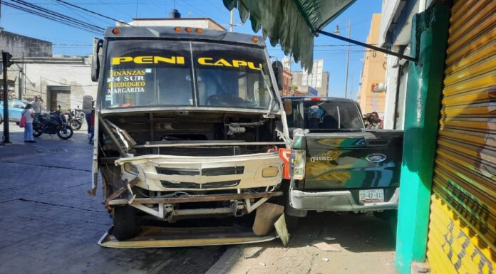 Deja cuatro lesionados choque entre Ruta 44 y camioneta en el Centro Histórico