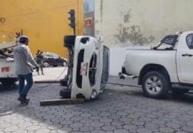 Conductor provoca choque y volcadura por ignorar semáforo en Centro Histórico