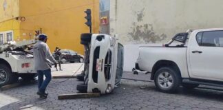 Conductor provoca choque y volcadura por ignorar semáforo en Centro Histórico