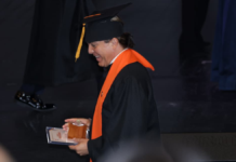 Cristian Castro se gradúa de preparatoria a los 51 años