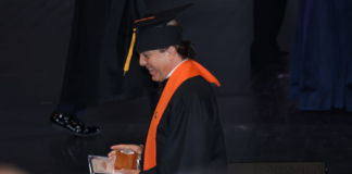 Cristian Castro se gradúa de preparatoria a los 51 años