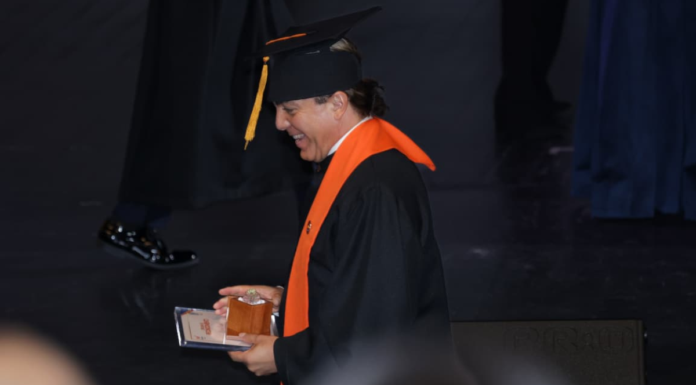 Cristian Castro se gradúa de preparatoria a los 51 años
