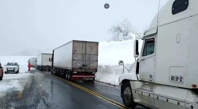 Nevadas afectan transporte carretero entre Chile y Argentina