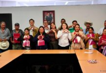 Zacatlán entrega escrituras de predios a nueve familias