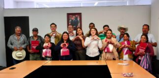 Zacatlán entrega escrituras de predios a nueve familias