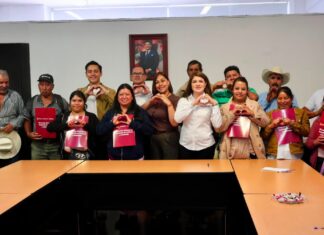 Zacatlán entrega escrituras de predios a nueve familias